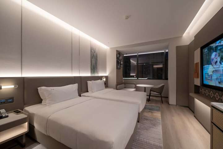 Room 6 of 53
