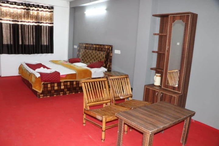 Room 4 of 8