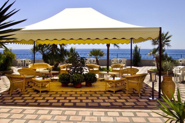 Hotel Exterior 66 of 94