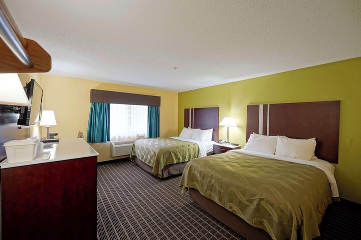1 Queen Bed Accessible (5 of 5)