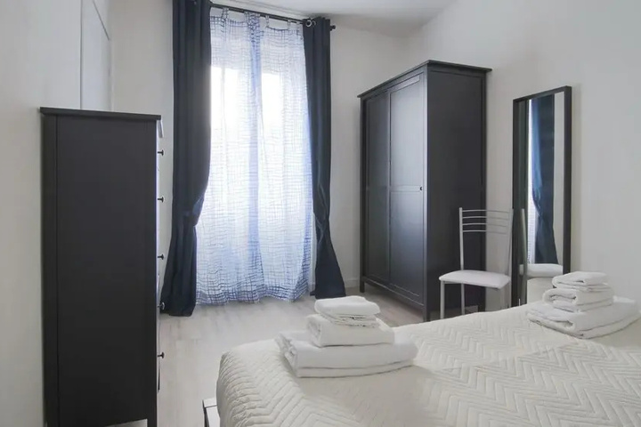 Room 4 of 16
