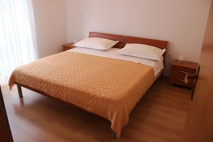 Room 5 of 12