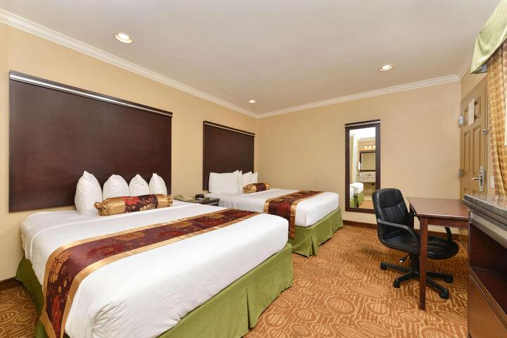 2 Queen Beds (1 of 10)