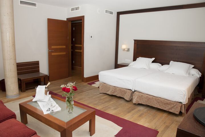 Room 5 of 76
