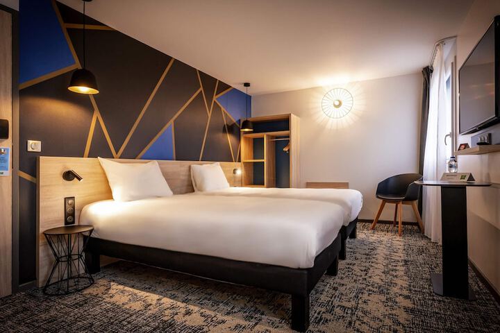 Room 8 of 42