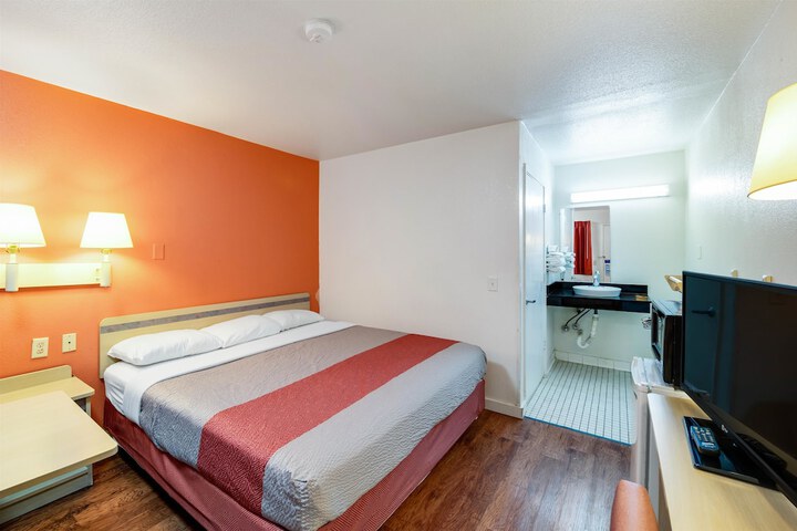 1 King Bed Micfridge (2 of 8)