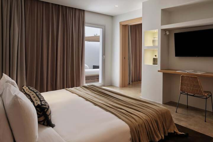 Room 40 of 215