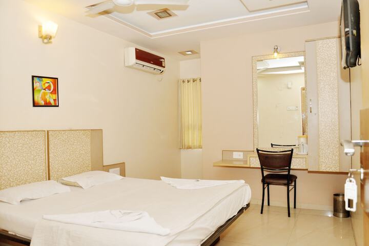 Room 10 of 18
