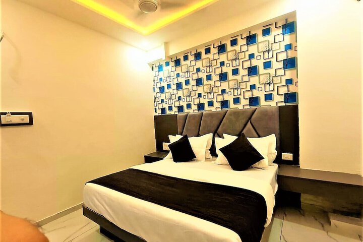 Room 4 of 8