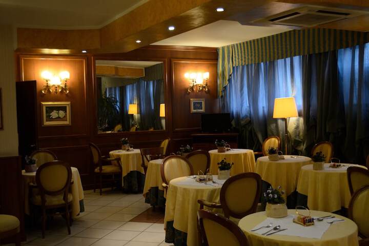 Dining 38 of 52
