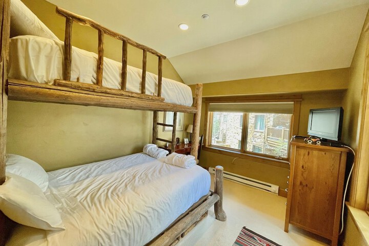 Room 53 of 493
