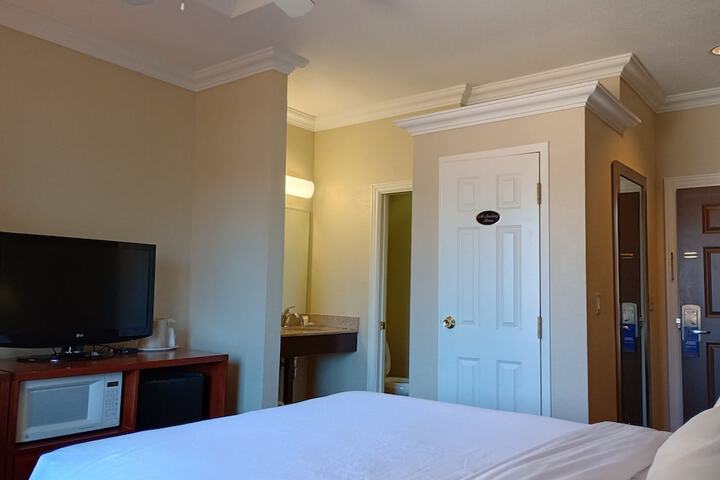 Basic Room 1 Queen Bed (1 of 22)