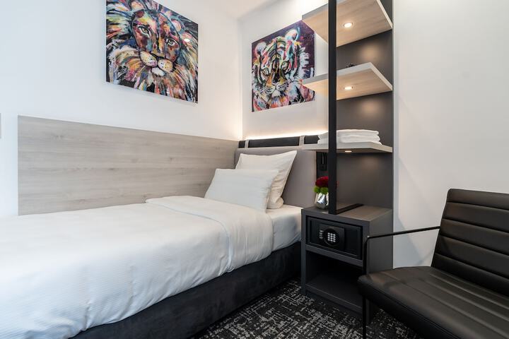 Room 32 of 62