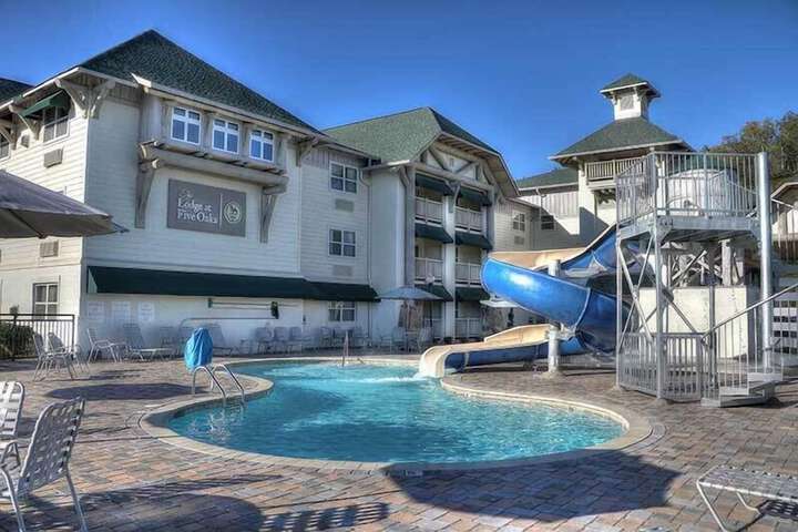 Swimming pool at Lodge at Five Oaks Pigeon Forge - Sevierville