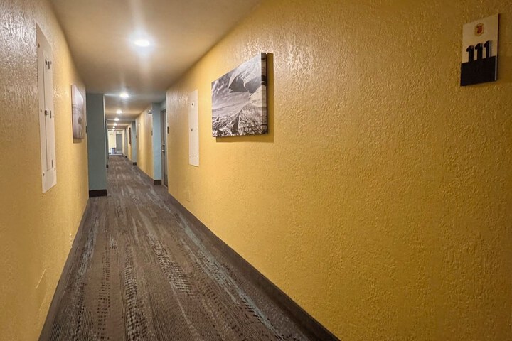 Ballroom/Hall 28 of 31