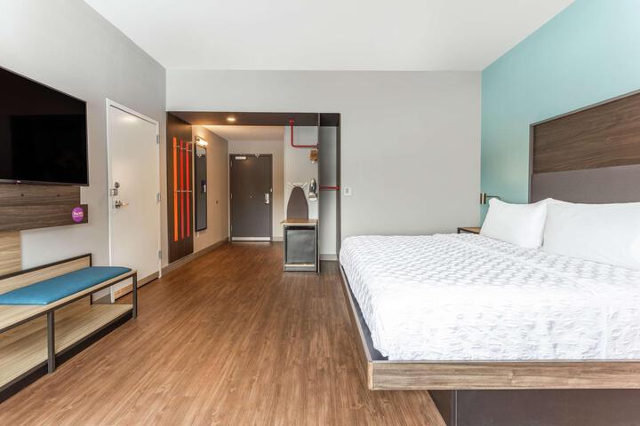 1 King Bed (5 of 12)