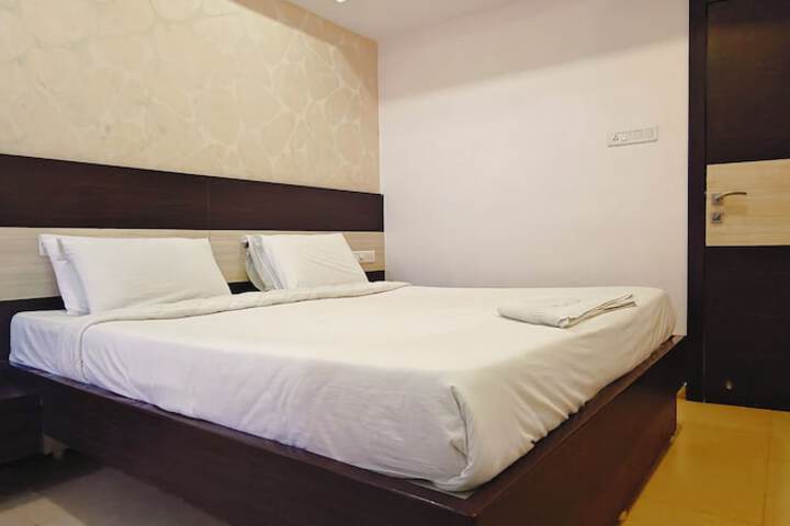 Room 5 of 9