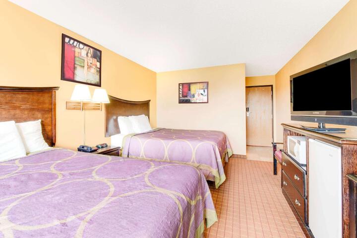 2 Queen Beds (2 of 7)