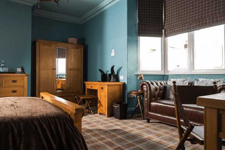 Room 7 of 18