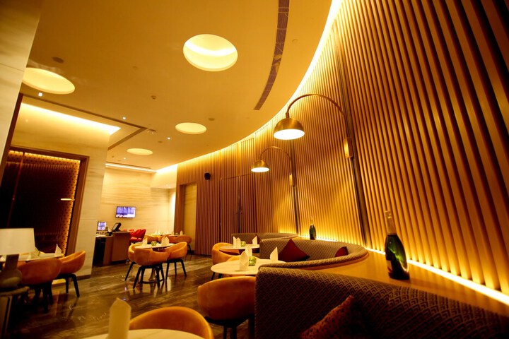 Lounge 43 of 61