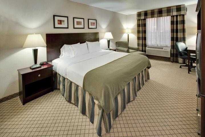 1 King Bed Mobility Accessible Bathtub with Grab Bars (20 of 22)
