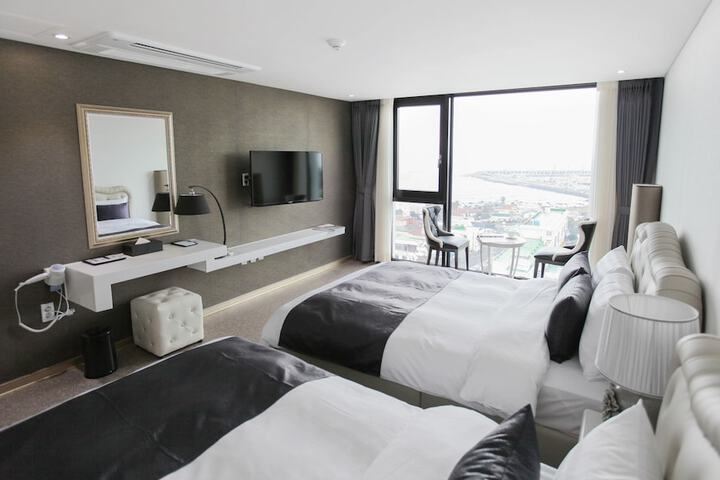 Room 10 of 34
