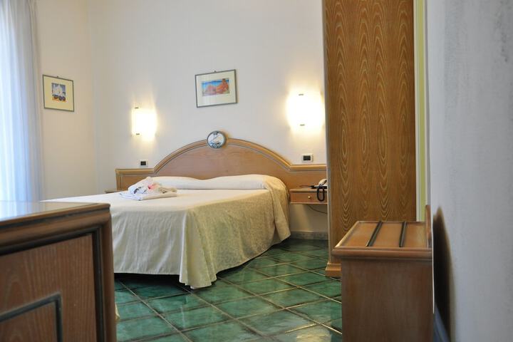 Room 6 of 63