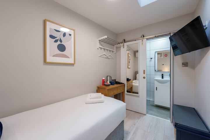 Room 21 of 106