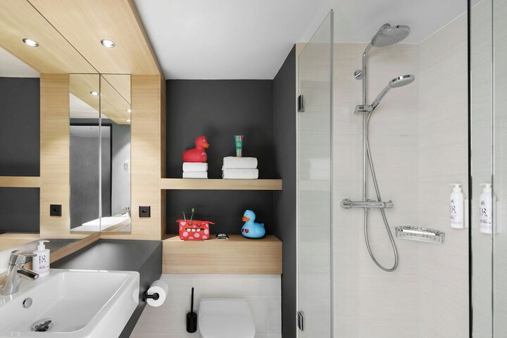 Room 38 of 100