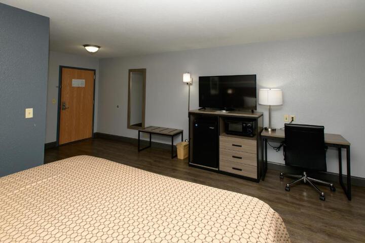 1 Bedroom Comfort King Bed (5 of 11)