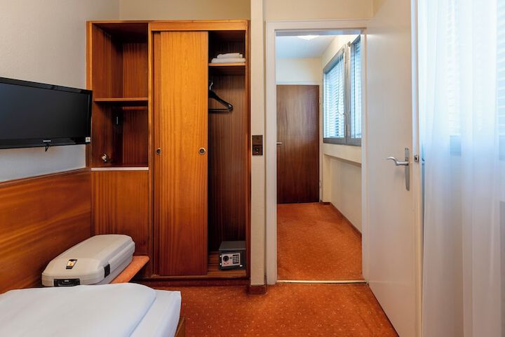 Room 15 of 61