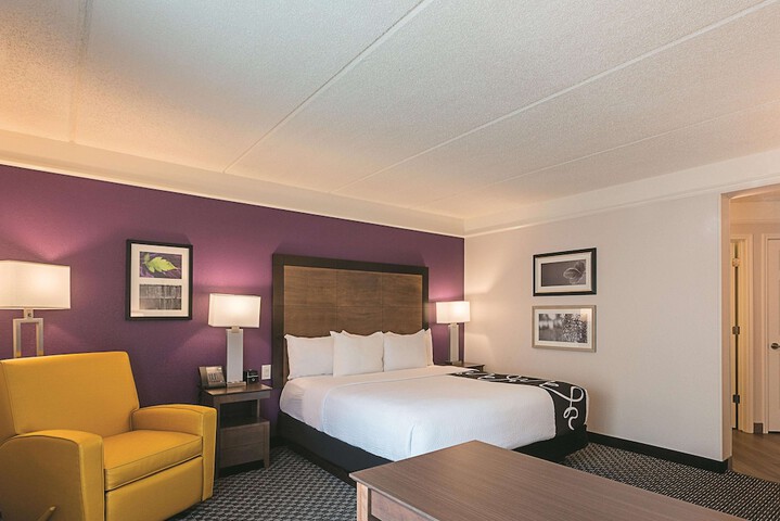 1 King Bed (6 of 21)