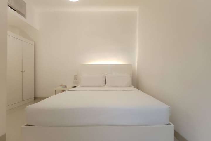 Room 13 of 36