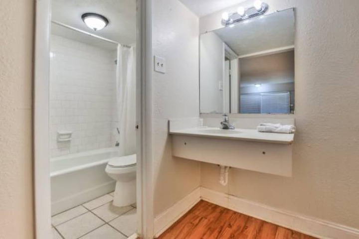 Room 4 of 6