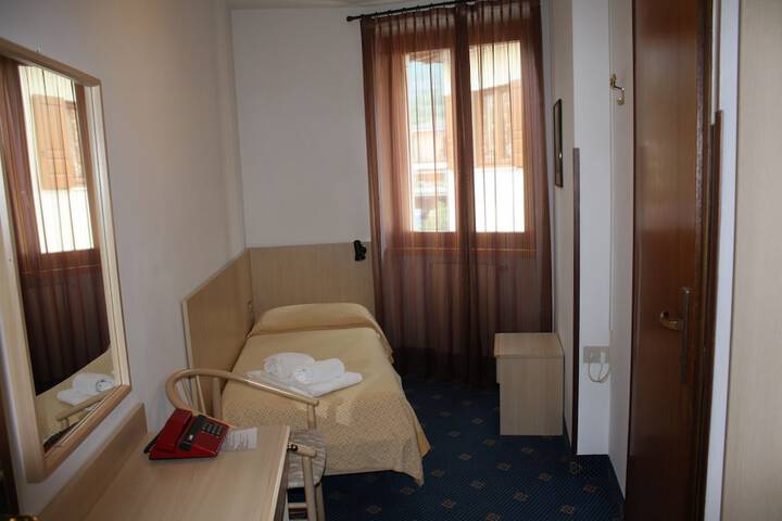 Room 5 of 16