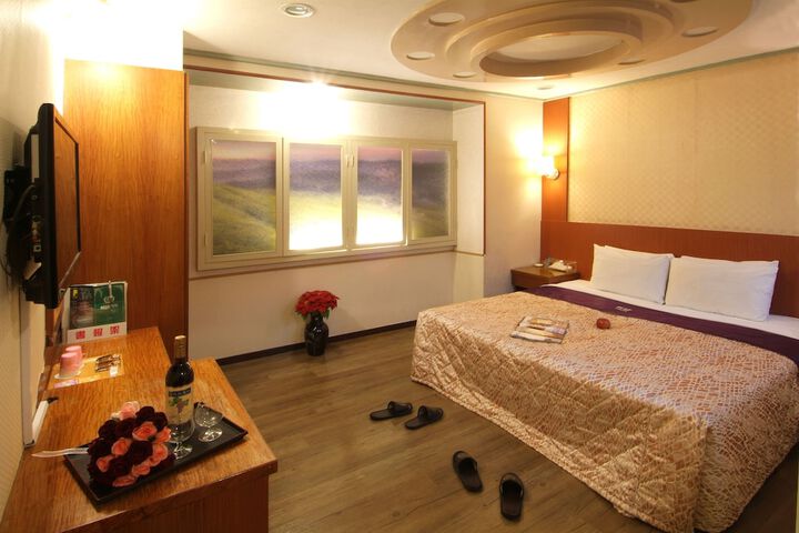 Room 5 of 9