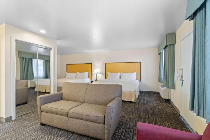 1 King Bed Mobility Accessible Roll in Shower Continental Breakfast (22 of 27)