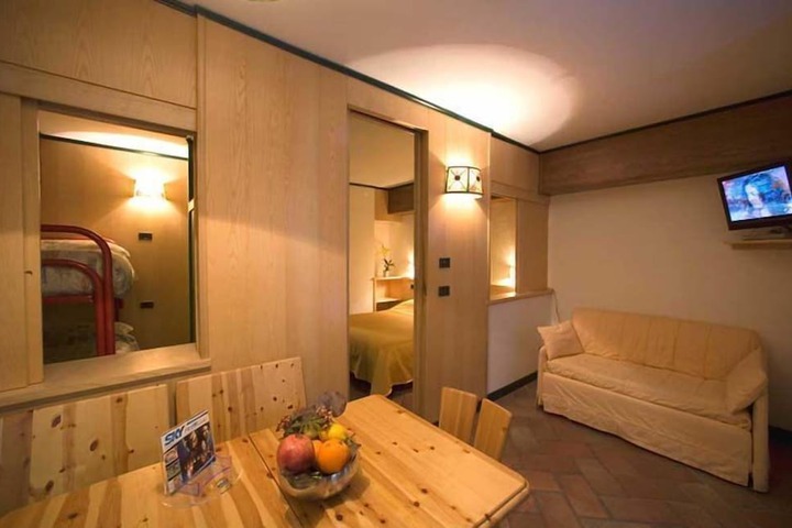 Room 13 of 33