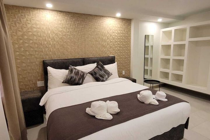 Room 6 of 12