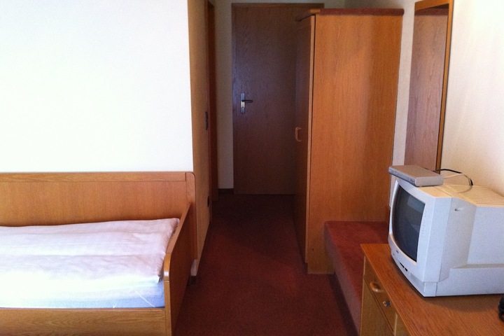 Room 5 of 18