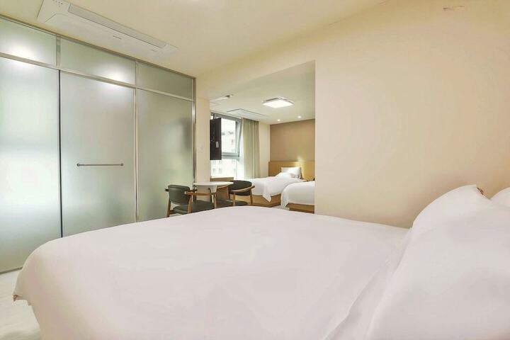 Room 32 of 76