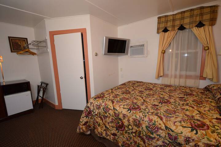 1 Queen Bed (26 of 30)