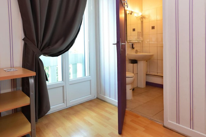 Room 33 of 57