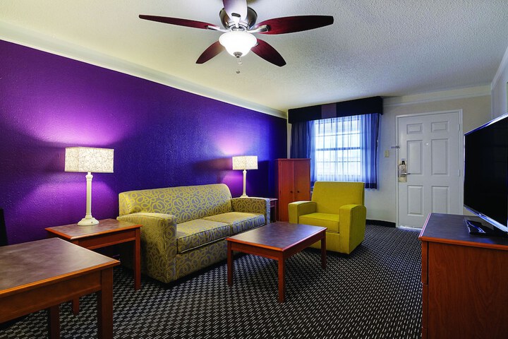 1 King Bed (5 of 7)