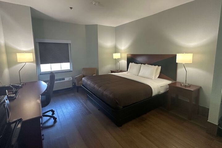 1 King Bed (2 of 6)