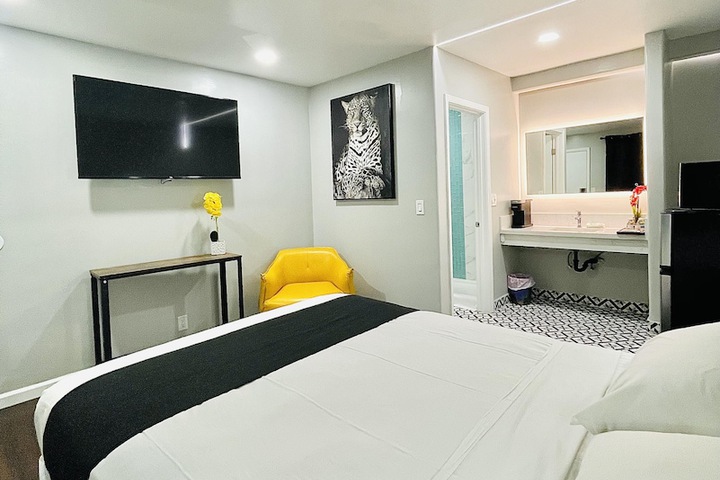 1 Queen Bed (16 of 49)