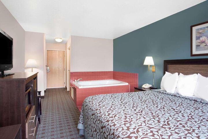 2 Queen Beds (8 of 9)