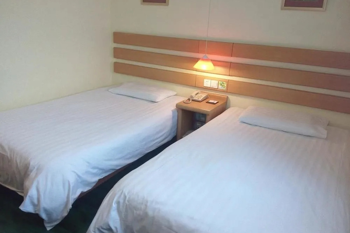 Room 7 of 9