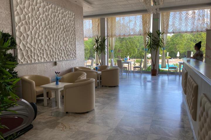 Lounge 70 of 99