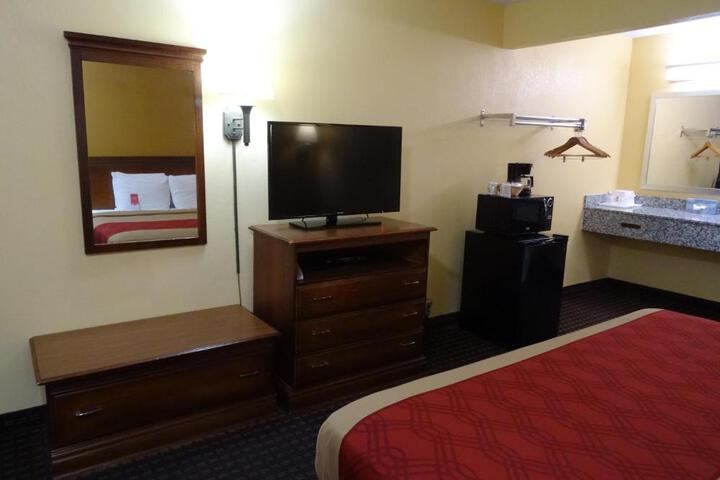 1 King Bed (10 of 12)